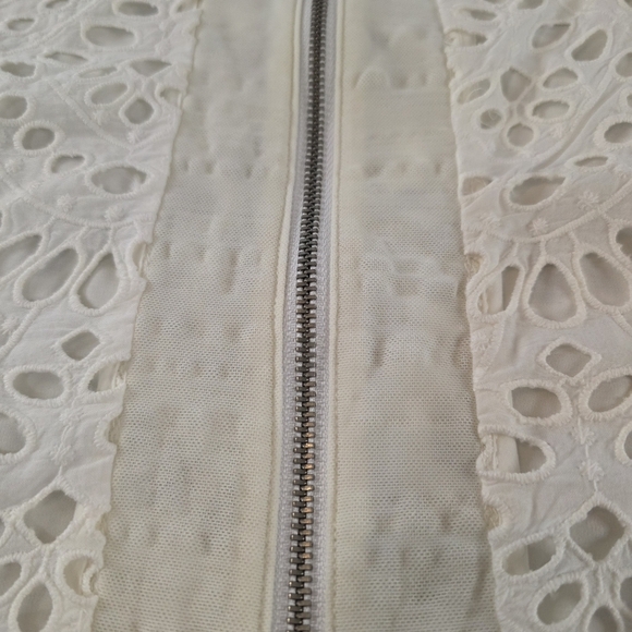 Alice + Olivia White Eyelet Lace Crop Top Sleeveless Women's Size 4 Zip Back - Picture 8 of 8